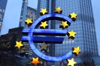 Eρευνα Bloomberg: Τέλος οι μειώσεις επιτοκίων της ΕΚΤ – Στο 2% θα μείνει ο πληθωρισμός