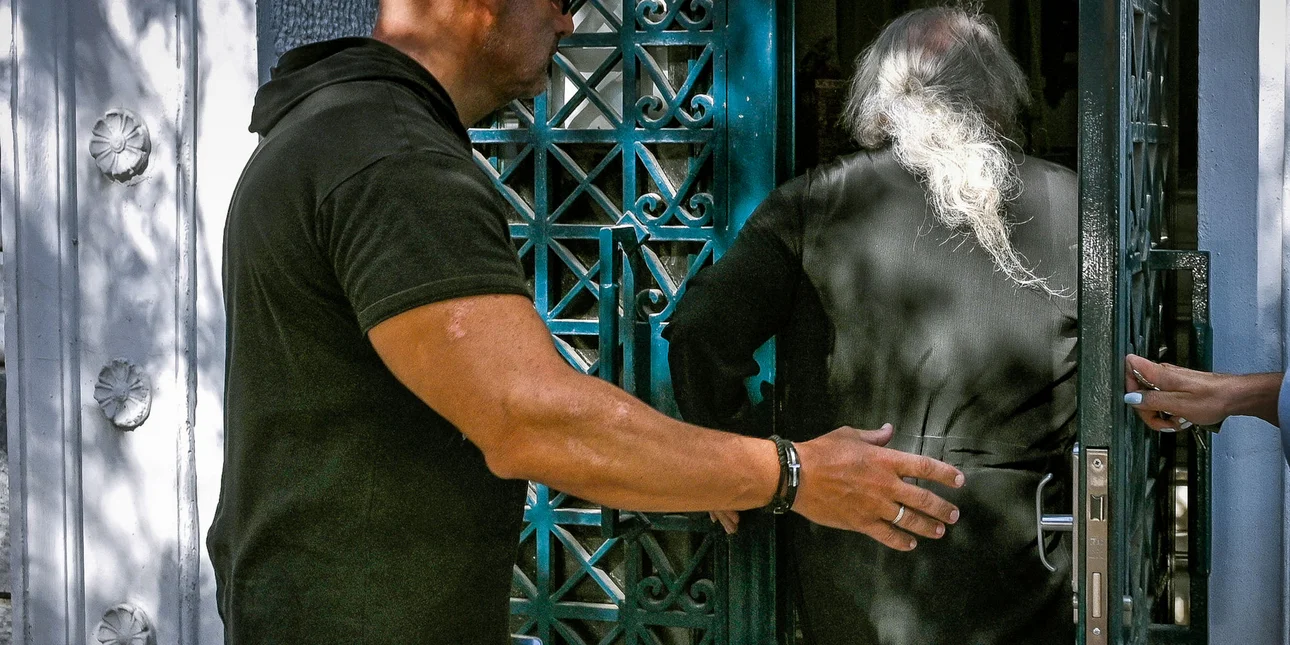 Μέγα Σπήλαιο: Σοκ από τις αποκαλύψεις - Ο ηγούμενος ήθελε να "ξηλώσει" μέχρι και τοιχογραφία για να την πουλήσει