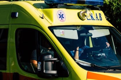 Πάτρα: Σφοδρή σύγκρουση ΙΧ με δίκυκλο στον Κόκκινο Μύλο – Δύο τραυματίες