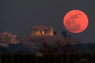 «Ματωμένο Φεγγάρι»: Μάγεψε η πανσέληνος του Σεπτεμβρίου ΦΩΤΟ