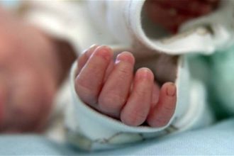 Σοκ στα Χανιά: Νεκρό από ασφυξία βρέφος 2 μηνών – Συνελήφθησαν οι γονείς