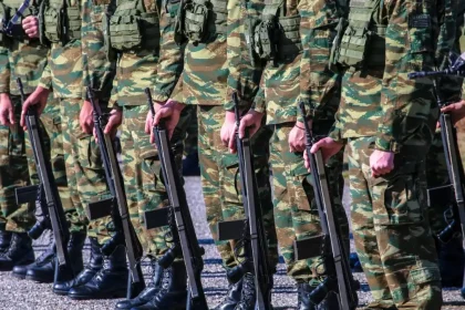 Πώς οι ένστολοι κερδίζουν από 1,5 έως 2 μισθούς τον χρόνο - Από τον Οκτώβριο η πρώτη αύξηση