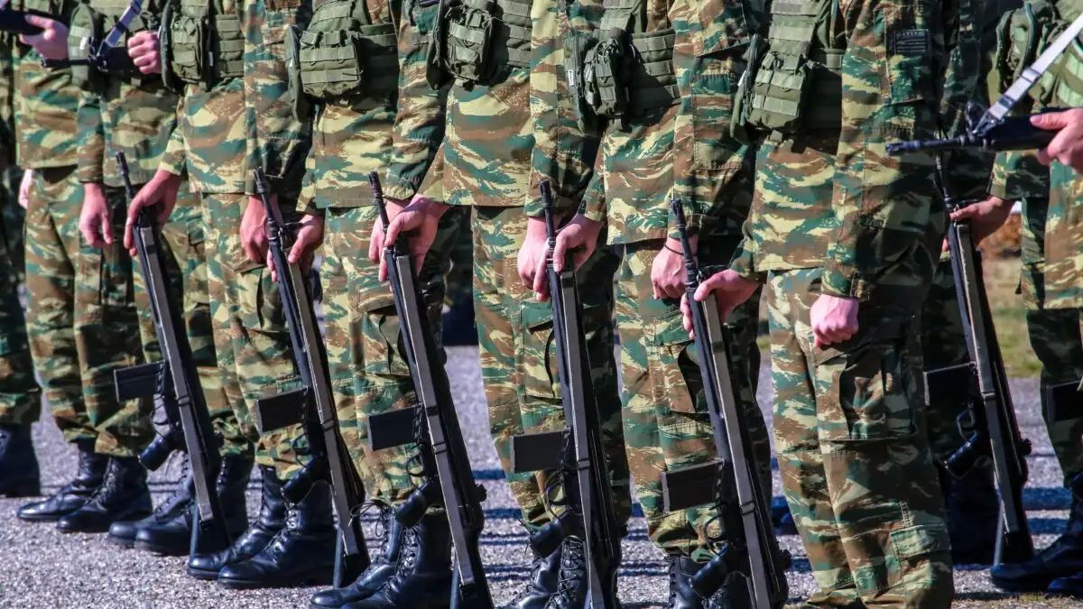Πώς οι ένστολοι κερδίζουν από 1,5 έως 2 μισθούς τον χρόνο - Από τον Οκτώβριο η πρώτη αύξηση