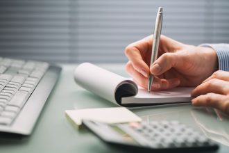 Φορολογία εισοδήματος: Οι νέοι συντελεστές για μισθωτούς, συνταξιούχους, νέους και οικογένειες με παιδιά – Αναλυτικοί πίνακες και παραδείγματα