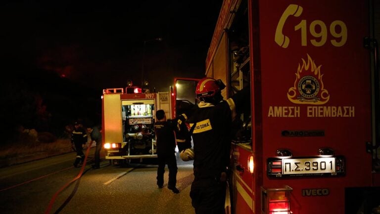 Πάτρα: Φωτιά τα ξημερώματα στο εγκαταλελειμμένο κτίριο του παλιού λιμανιού