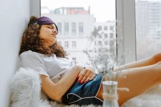 Φούσκωμα: Γιατί χειροτερεύει καθώς μεγαλώνουμε