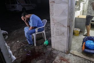 Σκηνές τραγωδίας στη Γάζα: Είχε βάρδια στο νοσοκομείο και παρέλαβε τα πτώματα του αδελφού του και της νύφης του
