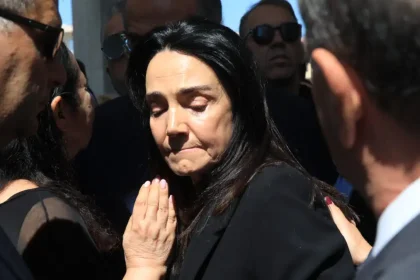 Λένα Σαμαρά: Οδύνη στο μνημόσυνο για τις 40 ημέρες από τον θάνατό της – Με δάκρυα στα μάτια της η μητέρα της, Γεωργία
