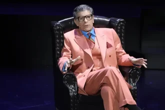 Γιάννης Μπέζος για «Σούπερ Ήρωες»: «Έχει πράγματα ανθρώπινα και αυτό είναι που κάνει τη σειρά ιδιαίτερη»