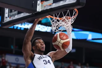 Γιάννης Αντετοκούνμπο: H ασύλληπτη double-double εμφάνιση του στο Ελλάδα – Ισραήλ και το επικό σκίτσο της FIBA