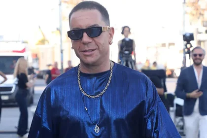 Ο Γιώργος Μαζωνάκης πόζαρε στο Instagram ημίγυμνος, φορώντας μόνο μία πετσέτα