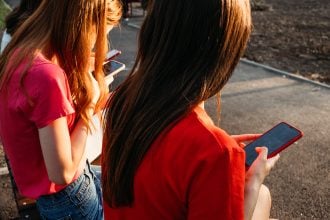 Social Media: Πώς θα μπει ο «κόφτης» για τα παιδιά κάτω των 15 ετών