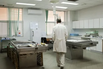 Πάτρα: Σε αργία ο Ιατροδικαστής Ανδρέας Γκότσης που «έβλεπε» παθολογικά αίτια στα νεκρά βρέφη