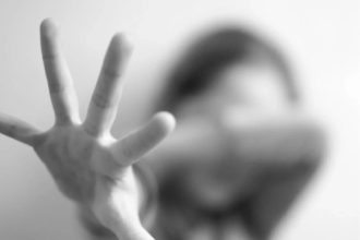 ΣΟΚ: Γνωστή πατρινή κατηγορεί τον επιχειρηματία σύζυγό της για ξυλοδαρμό