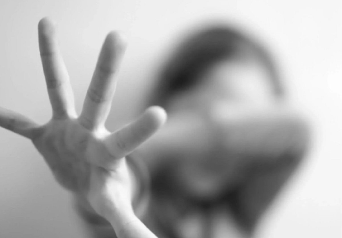 ΣΟΚ: Γνωστή πατρινή κατηγορεί τον επιχειρηματία σύζυγό της για ξυλοδαρμό