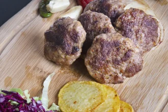 Συνταγή για παραδοσιακούς κεφτέδες της ταβέρνας