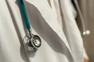 «Πατάνε στην ανάγκη σου» λέει η σύζυγος του ασθενή που κατήγγειλε για «φακελάκι» τον Διευθυντή του Ιπποκράτειου