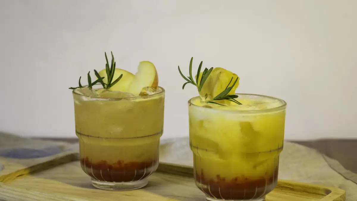 Mocktail με μηλίτη και αλατισμένη καραμέλα