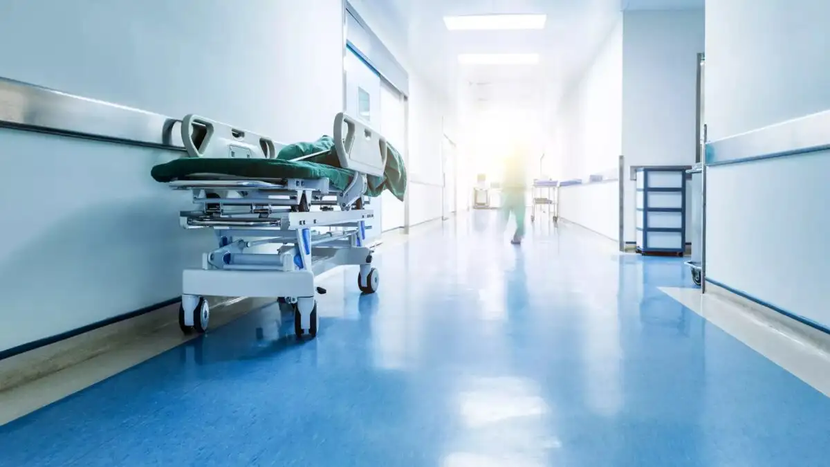 Ελεύθερος με απαγόρευση εξόδου ο διευθυντής του Ιπποκράτειου – Την Παρασκευή η δίκη για το «φακελάκι»