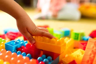 Συνελήφθη ιδιοκτήτης βρεφονηπιακού σταθμού για βία σε 2χρονο αγοράκι – Του έλειπε τούφα από τα μαλλιά