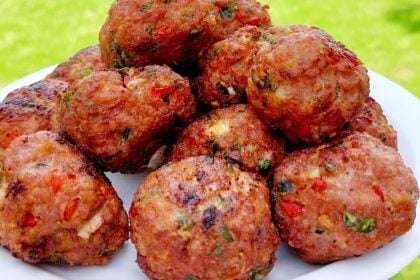 Κεφτεδάκια με ένα υλικό έκπληξη που τα κάνει σούπερ αφράτα