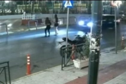 Καμίνια: H στιγμή που όχημα παρασέρνει την16χρονη