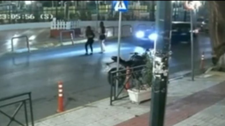 Καμίνια: H στιγμή που όχημα παρασέρνει την 16χρονη