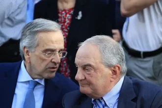 Διπλό «άκυρο» στα ανοίγματα Μητσοτάκη: Παράλληλες κινήσεις Καραμανλή – Σαμαρά