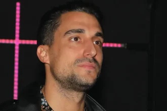 Ο Σάκης Κατσούλης ξεκίνησε θεραπεία για τη βαρηκοΐα