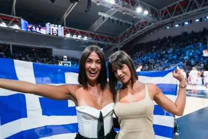 Έλενα Κρεμλίδου και Μαριγκόνα προκάλεσαν αίσθηση στην κερκίδα του Ισπανία – Ελλάδα