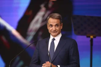 Η μαντινάδα του Κυριάκου Μητσοτάκη προς πάσα κατεύθυνση: «Καλοχαιρέτα τον πεζό όταν καβαλικέψεις»