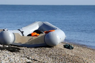 Πάνω από χίλιοι μετανάστες διέσχισαν τη θάλασσα της Μάγχης σε μία ημέρα, ενώ η βρετανική κυβέρνηση εντείνει τις επιστροφές
