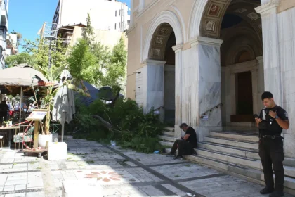 Δύο τραυματίες από πτώση δέντρου στο κέντρο της Αθήνας - Απίστευτες εικόνες