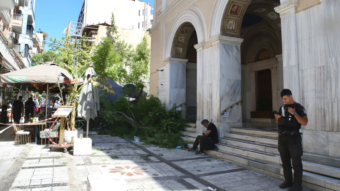 Δύο τραυματίες από πτώση δέντρου στο κέντρο της Αθήνας - Απίστευτες εικόνες