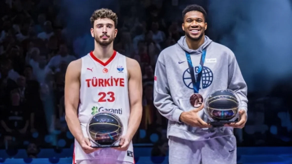 Eurobasket 2025: Σενγκούν ο νέος αγαπημένος «κακός» των Ελλήνων φιλάθλων - Οι προκλήσεις, η ειρωνεία στον Γιάννη και η απάντηση Σπανούλη