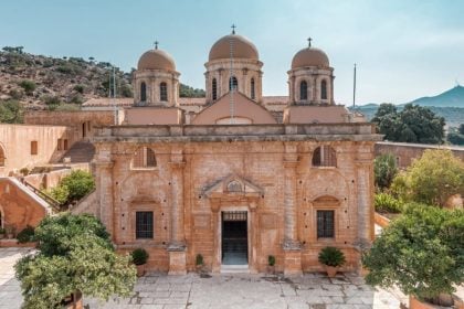 «Μαφία της Κρήτης»: Δέσμευση περιουσιών για επίσκοπο και προφυλακισμένα αδέλφια