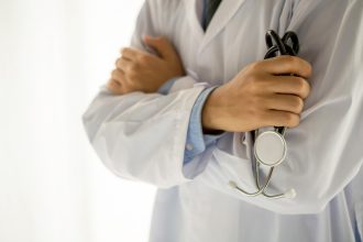 Στις 22 Σεπτεμβρίου η δίκη του γιατρού που συνελήφθη για «φακελάκι» στο Ιπποκράτειο νοσοκομείο 