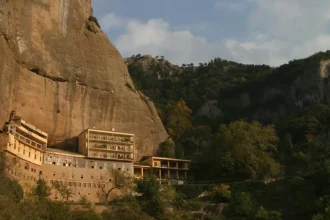 Καλάβρυτα: Σε αργία ο ηγούμενος της Μονής Μεγάλου Σπηλαίου – Πώς πιάστηκε να πουλά τα θρησκευτικά κειμήλια των 200.000 ευρώ