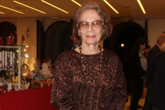 Η Μέλπω Ζαρόκωστα στο χειρουργείο: «Την επέμβαση θα έπρεπε να την είχε κάνει από το καλοκαίρι», λέει ο γιος της