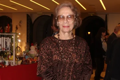 Η Μέλπω Ζαρόκωστα στο χειρουργείο: «Την επέμβαση θα έπρεπε να την είχε κάνει από το καλοκαίρι», λέει ο γιος της