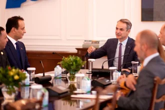 Συνάντηση Μητσοτάκη με τον γιο του Χαφτάρ στο Μέγαρο Μαξίμου