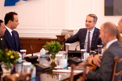 Συνάντηση Μητσοτάκη με τον γιο του Χαφτάρ στο Μέγαρο Μαξίμου