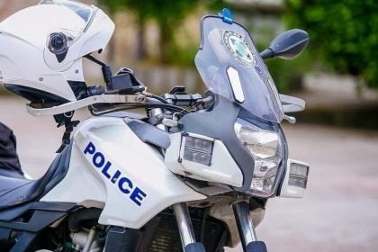 Τροχαίο με μηχανή της ΔΙΑΣ – Οδηγός Ι.Χ. παραβίασε stop και έπεσε πάνω στους αστυνομικούς