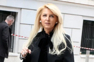 Η Μπέσυ Λαιμού για τον ξαφνικό θάνατο της κόρης της: «Είχε σωθεί από καρκίνο, την τσίμπησε έντομο και πέθανε»