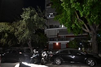 Θρίλερ με το νεκρό ζευγάρι στο Νέο Κόσμο - «Ακούστηκαν δυο πυροβολισμοί την Δευτέρα» λέει γείτονας – Η δυσοσμία αποκάλυψε την τραγωδία