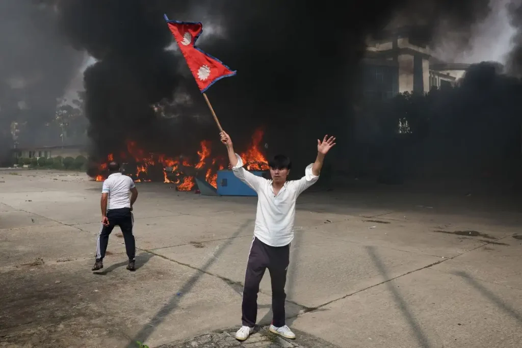 Χάος στο Νεπάλ: Διαδηλωτές έσερναν γυμνό τον αντιπρόεδρο – Έκαψαν ζωντανή τη σύζυγο πρώην πρωθυπουργού ΦΩΤΟ