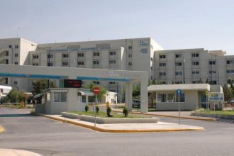 Ηλικιωμένος βγήκε ...σαν κύριος από το νοσοκομείο Ρίου