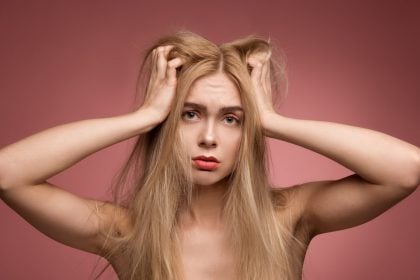 Ντεκαπάζ: 8 σημάδια ότι έχει καταστρέψει τα μαλλιά σας – Πώς να τα σώσετε