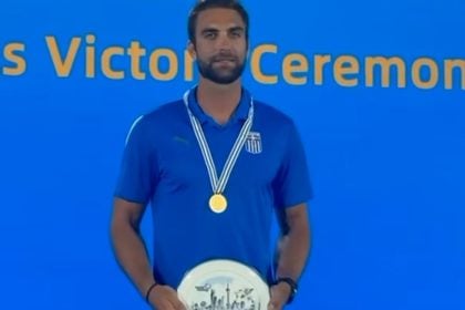 Στέφανος Ντούσκος: Η απονομή του χρυσού μεταλλίου και η ανάκρουση του Εθνικού Ύμνου