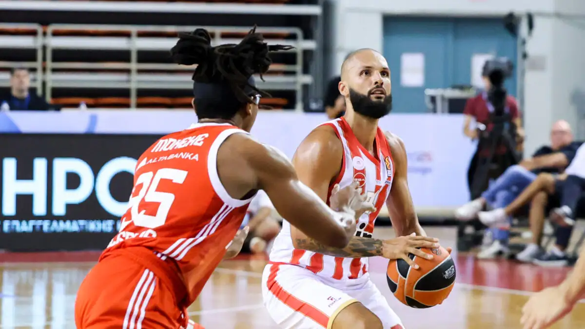 Ολυμπιακός – Ερυθρός Αστέρας 86-83: Οι Πειραιώτες κατέκτησαν το τουρνουά της Κρήτης με ηγέτες Βεζένκοφ και Φουρνιέ